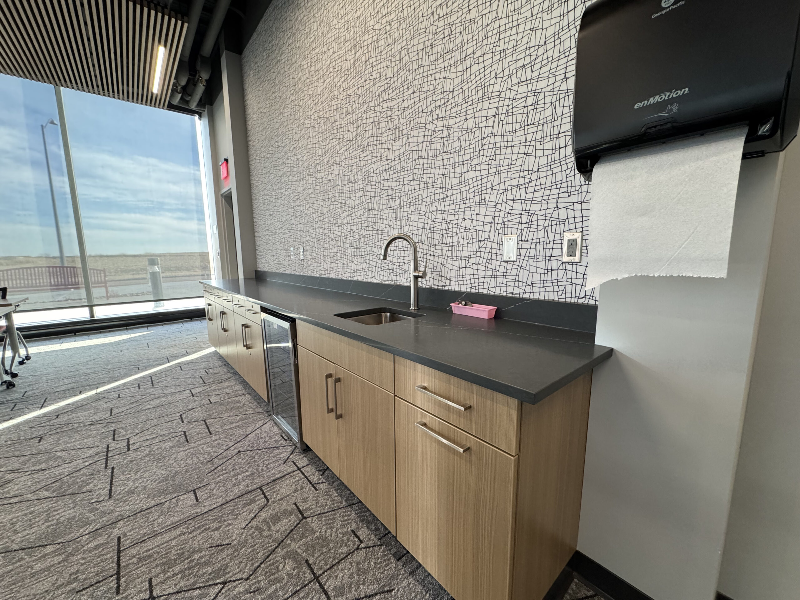 The first floor conference room is equipped with a kitchenette with sink and refrigerator, ideal for receptions.